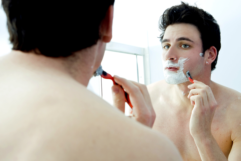 髭剃りでニキビができる原因とは？正しい剃り方と対処法【医師監修】