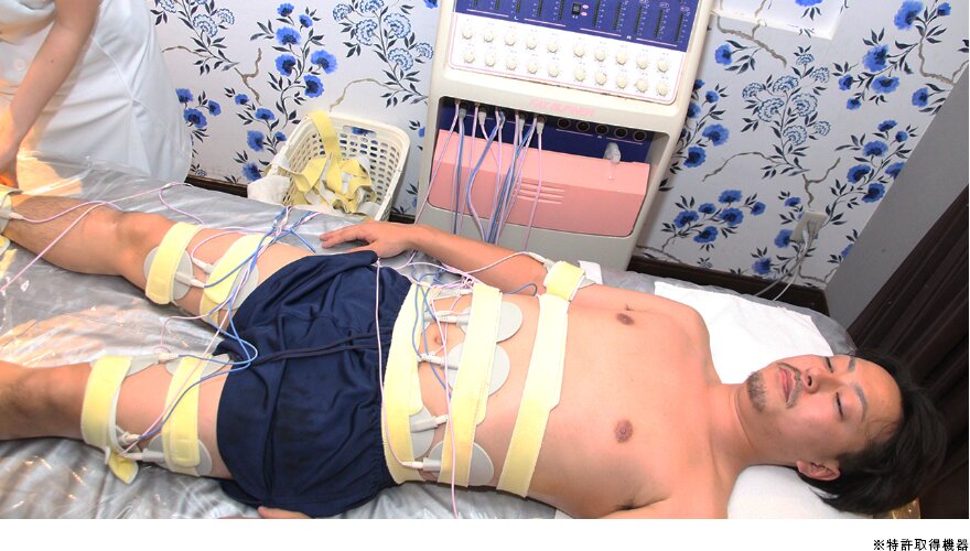 EMSパッドを全身に装着している様子